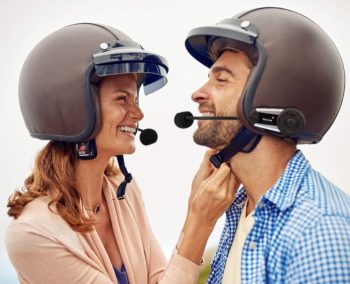 Hombre y mujer con casco de moto. 