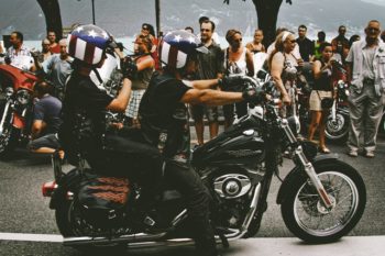 Motociclista con acompañante. 