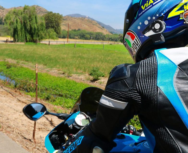 Motociclista con intercomunicador. 