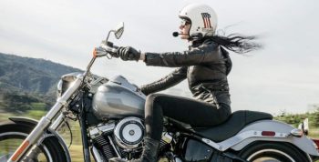 Mujer con intercomunicador de moto. 
