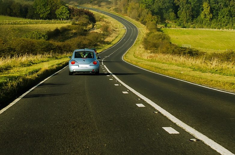 Guía detallada de las mejores neveras para coche imagen 1 Viaje en auto por la carretera.
