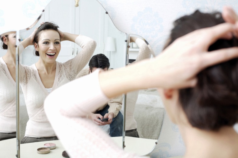 mujer feliz con el uso de corriente galvánica facial