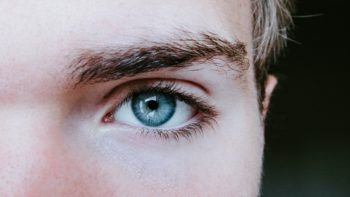 Hombre joven de ojos azules 