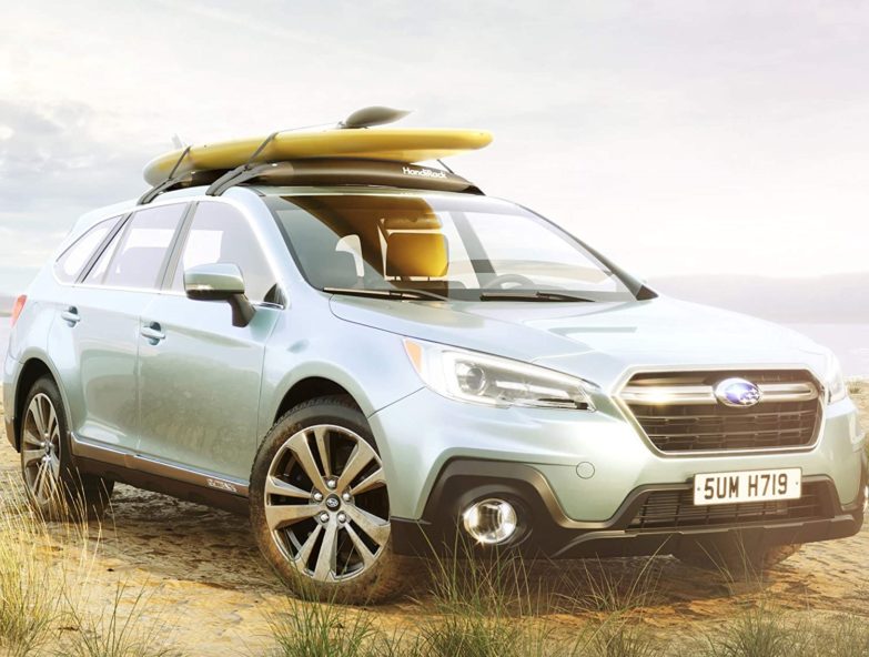 Coche con tabla de surf en el portaequipaje. 