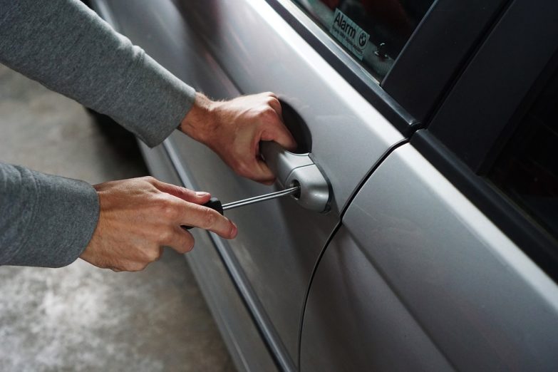 Robo de automóvil sin antirrobo para el coche