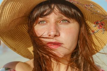 mujer joven exponiendo su rostro al sol