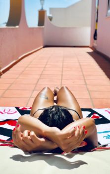 Mujer de piel bronceada tomando sol