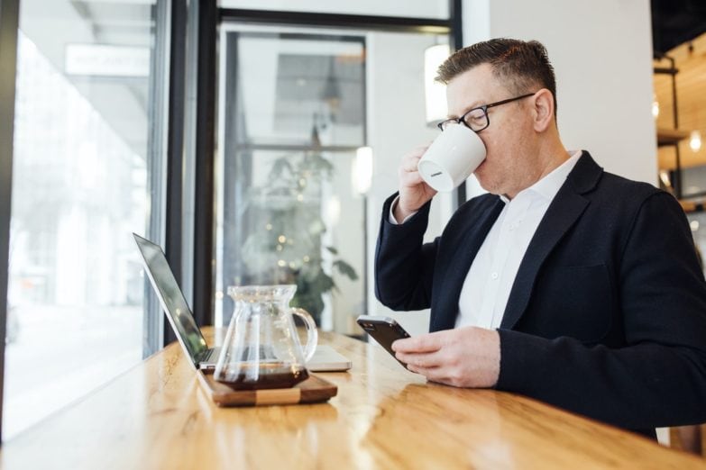 Tener una taza térmica para café en la oficina hace mucho más llevadera la jornada de trabajo