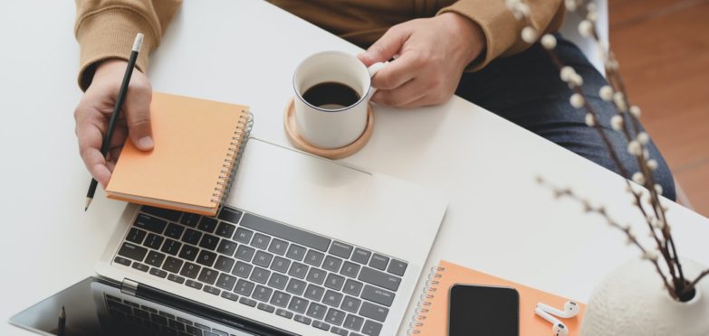 Guía para comprar la mejor cafetera de goteo del 2020 imagen 1 Hombre tomando café