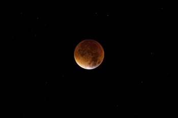 Luna observada desde telescopio astronómico