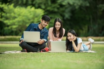 Personas utilizando router 4G en el exterior 