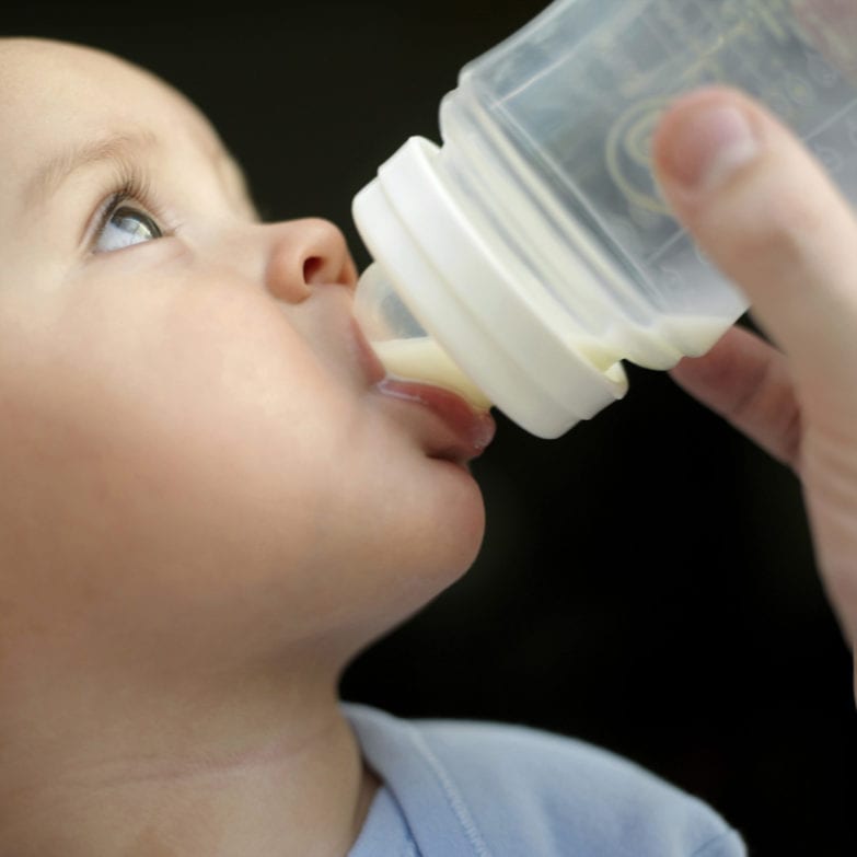 bebé-tomando-leche-sacada-del-sacaleches-eléctrico