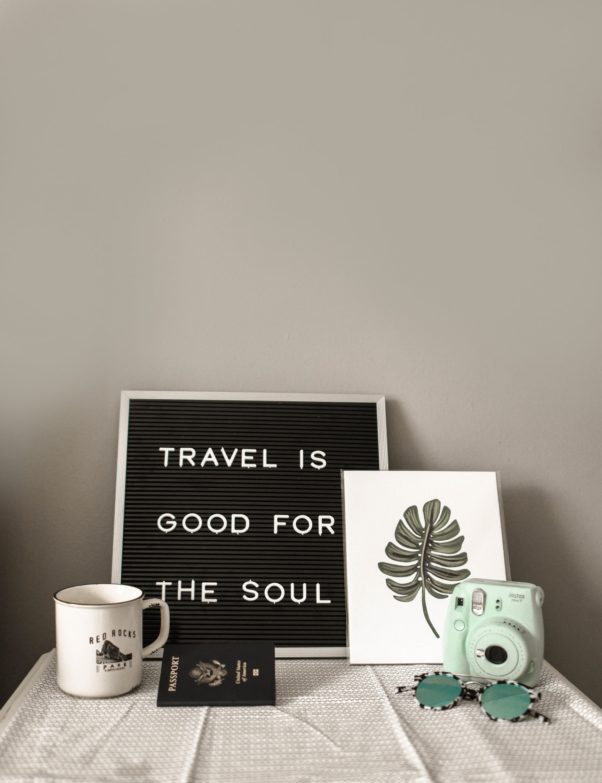 cartel que dice viajar es bueno para el alma