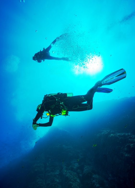 La mejor linterna de buceo para comprar en el 2020 imagen 1 dos personas buceando bajo el sol