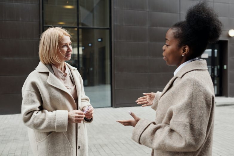 mujeres hablando en la calle