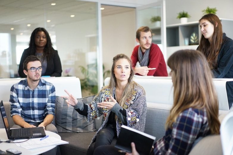 personas-hablando-en-una-reunion-de-trabajo