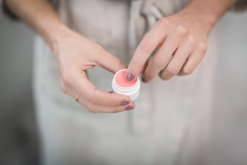 Guía para comprar la mejor crema de manos imagen 17 crema de manos con fragancia y color