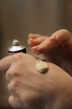 Guía para comprar la mejor crema de manos imagen 15 mujer aplicándose crema de manos