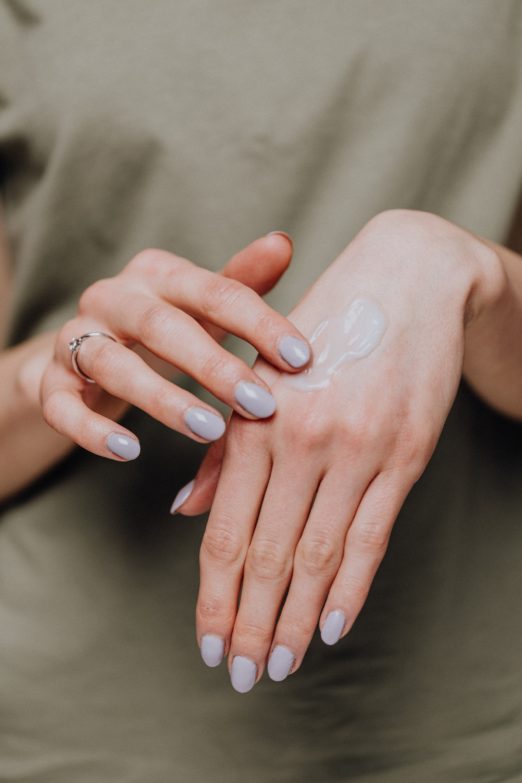 Guía para comprar la mejor crema de manos imagen 1 mujer aplicándose crema de manos
