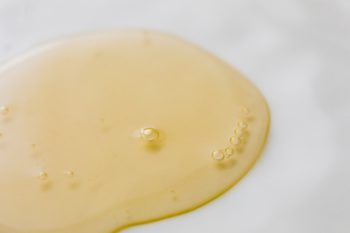 Crema antiestrias con textura oleosa