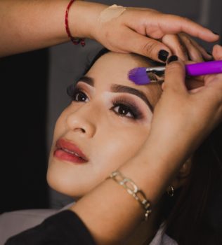 sesión de maquillaje con sombras difuminadas