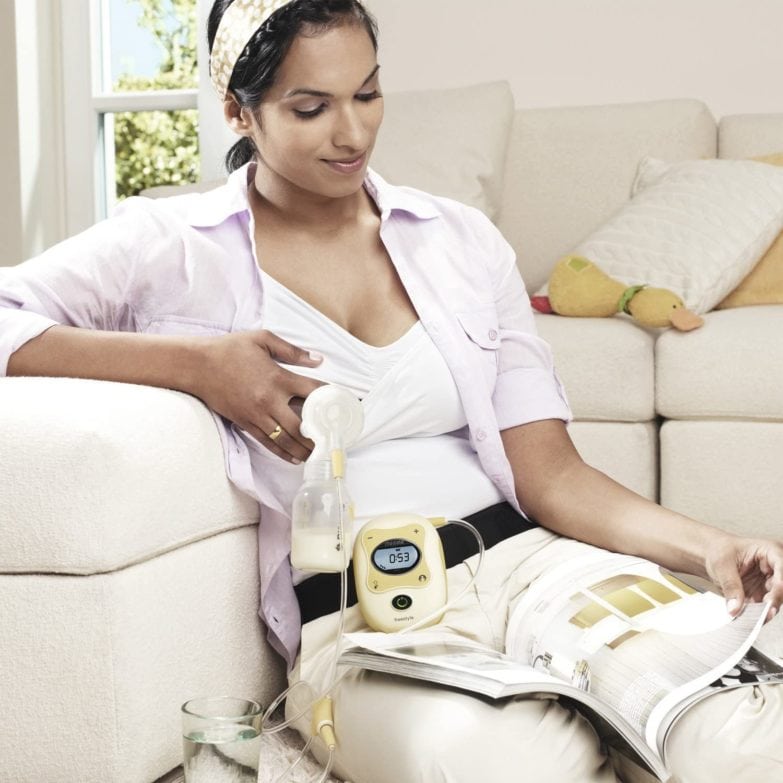 Cómo elegir el mejor sacaleches eléctrico en el 2020 imagen 2 mujer usando sacaleches eléctrico