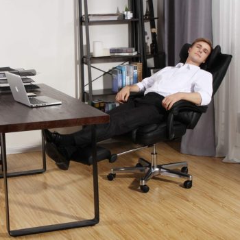 Hombre tomando siesta en sillón con reposapiés