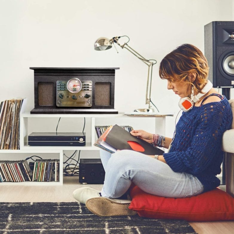 Tocadiscos de vinilo: guía para comprar el mejor del 2021 imagen 31 Mujer con tocadiscos y vinilo