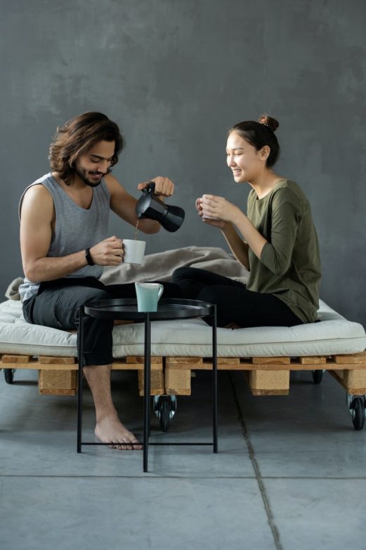 Pareja con cafetera italiana