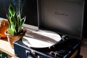 Tocadiscos de vinilo: guía para comprar el mejor del 2021 imagen 20 Tocadiscos con diseño de maletín