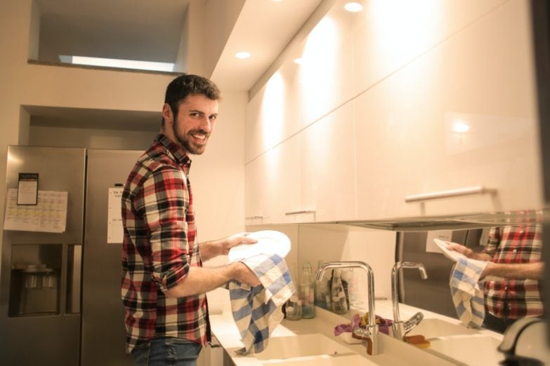 Cómo elegir el mejor lavavajillas del 2020 imagen 1 joven que necesita el mejor lavavajillas para su casa