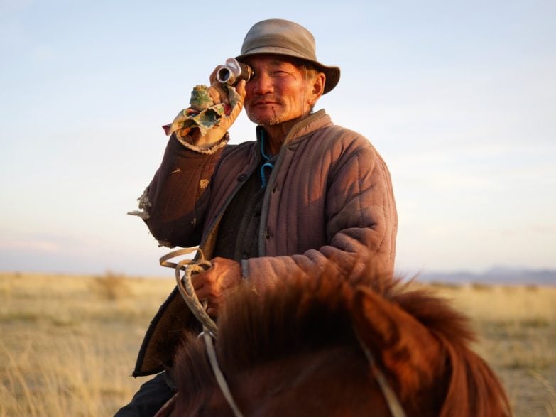 Hombre con monocular