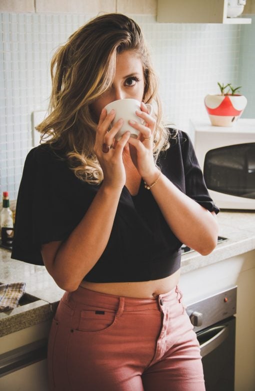 Mujer bebiendo café