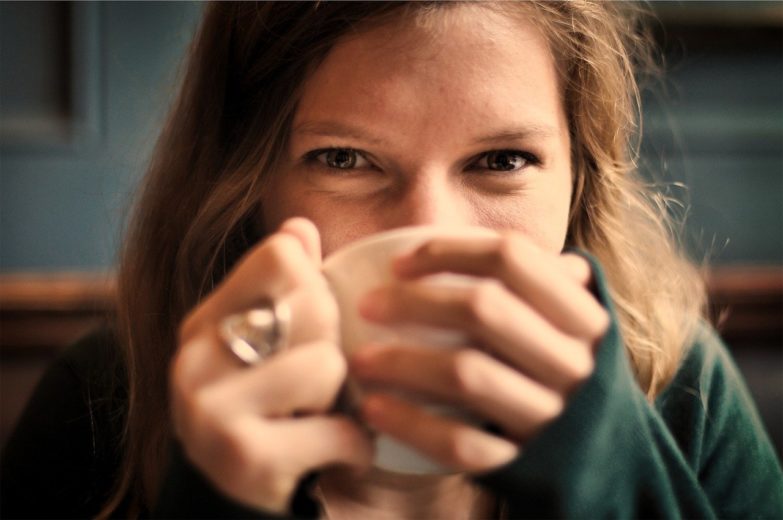 Mujer tomando café