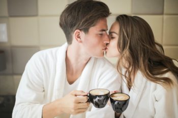 Pareja con tazas de café