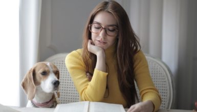 Perro leyendo