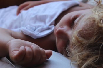 Cuál es la cama Montessori más vendida del 2020 imagen 6 Niño en cama
