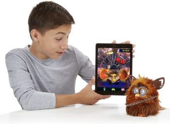 Guía comparativa de los mejores Furbys del mercado imagen 5 Niño jugando con un furby y una tableta