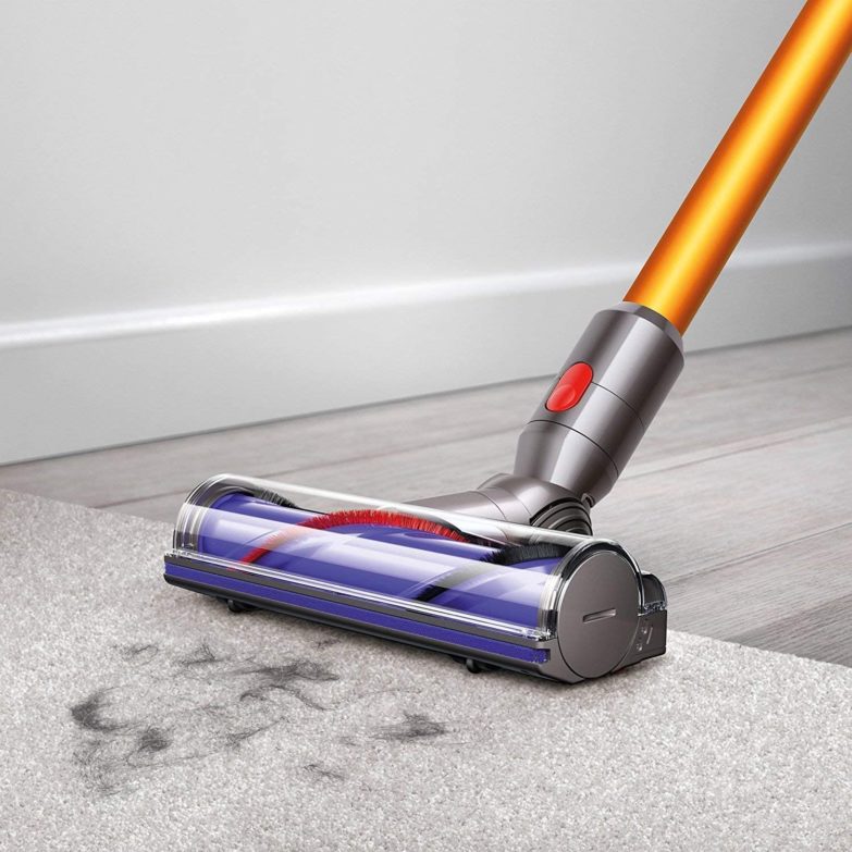 dyson v8 aspirando alfombra