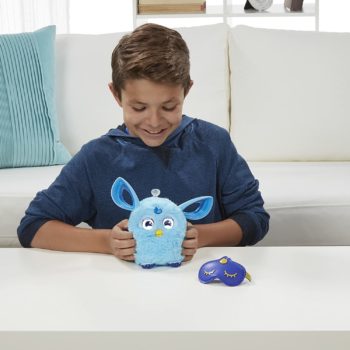 Guía comparativa de los mejores Furbys del mercado imagen 2 niño jugando con un furby