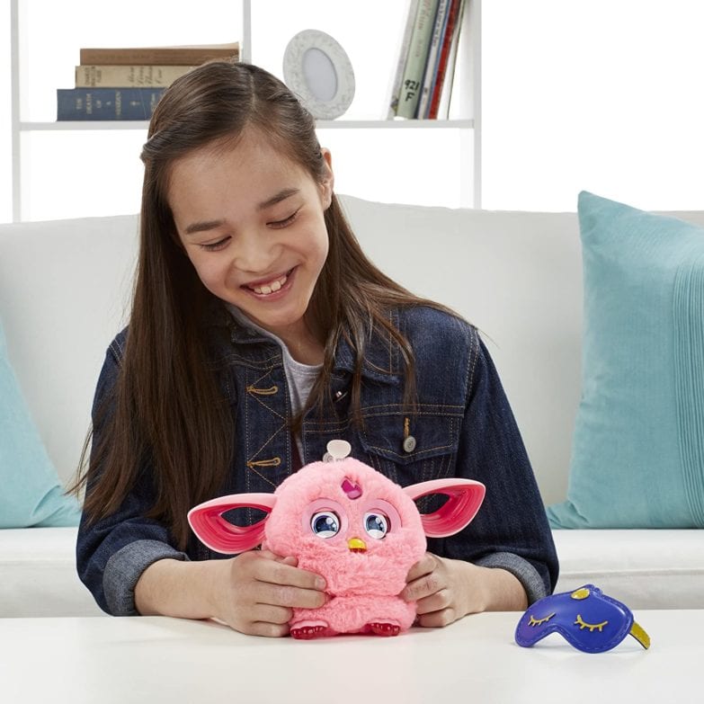 Guía comparativa de los mejores Furbys del mercado imagen 1 Niña jugando con un furby