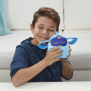 Guía comparativa de los mejores Furbys del mercado imagen 3 Niño sosteniendo un muñeco Furby