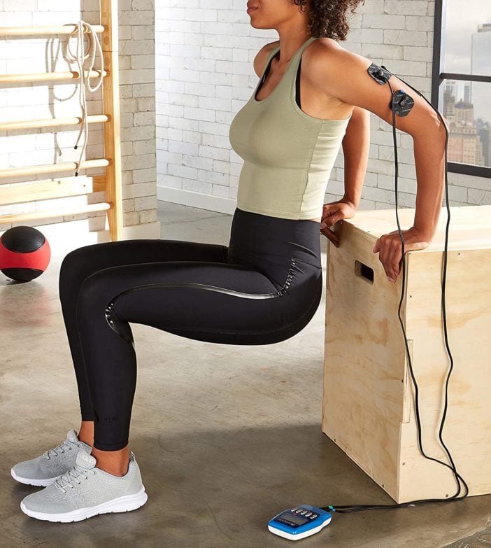 mujer haciendo ejercicio con electroestimulador muscular