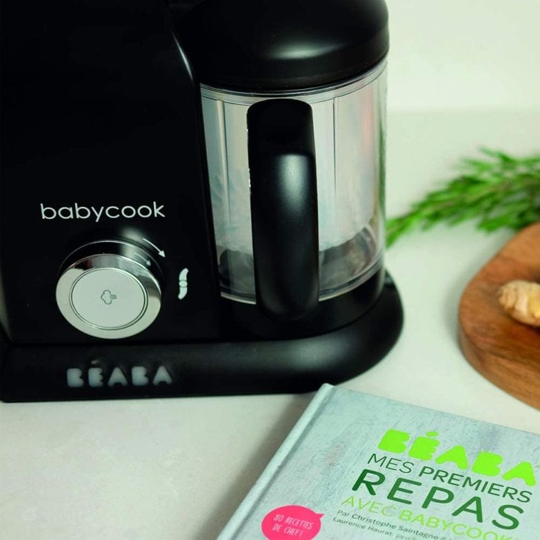 Babycook pequeño junto a un libro de recetas 