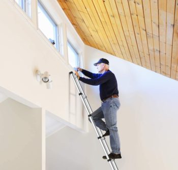 Hombre en escalera telescópica 