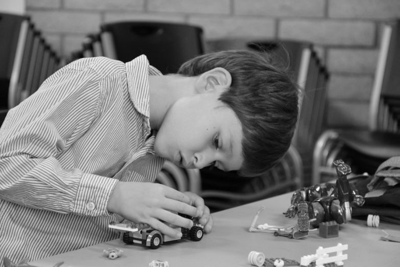 Niño armando coche Lego