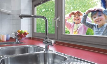 Los mejores grifos de cocina a la venta imagen 23 Niños miran grifo por la ventana
