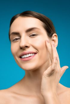 mujer tocando su rostro con las manos