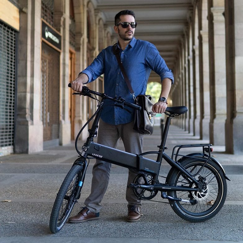 Hombre con bicicleta plegable de paseo