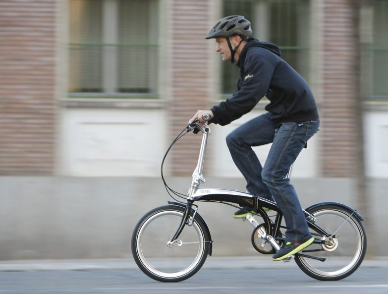 Hombre en bicicleta plegable